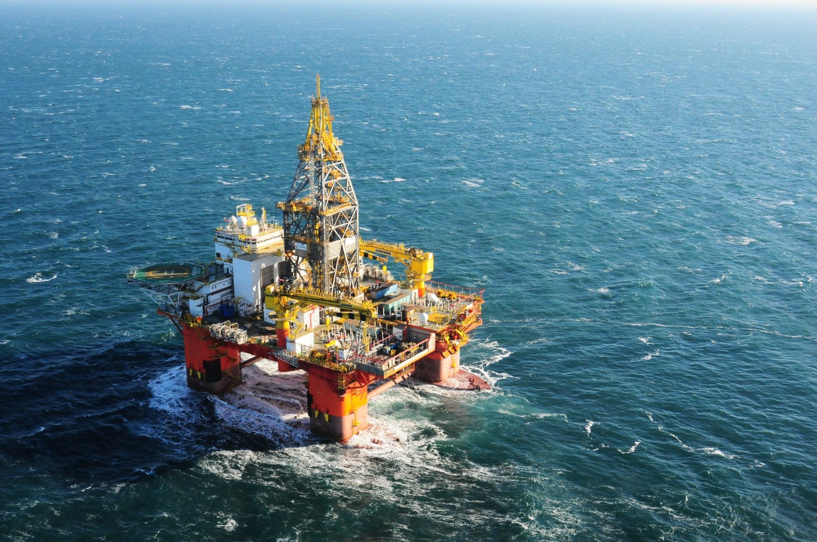 Plataforma offshore de perfuração em operação em alto-mar