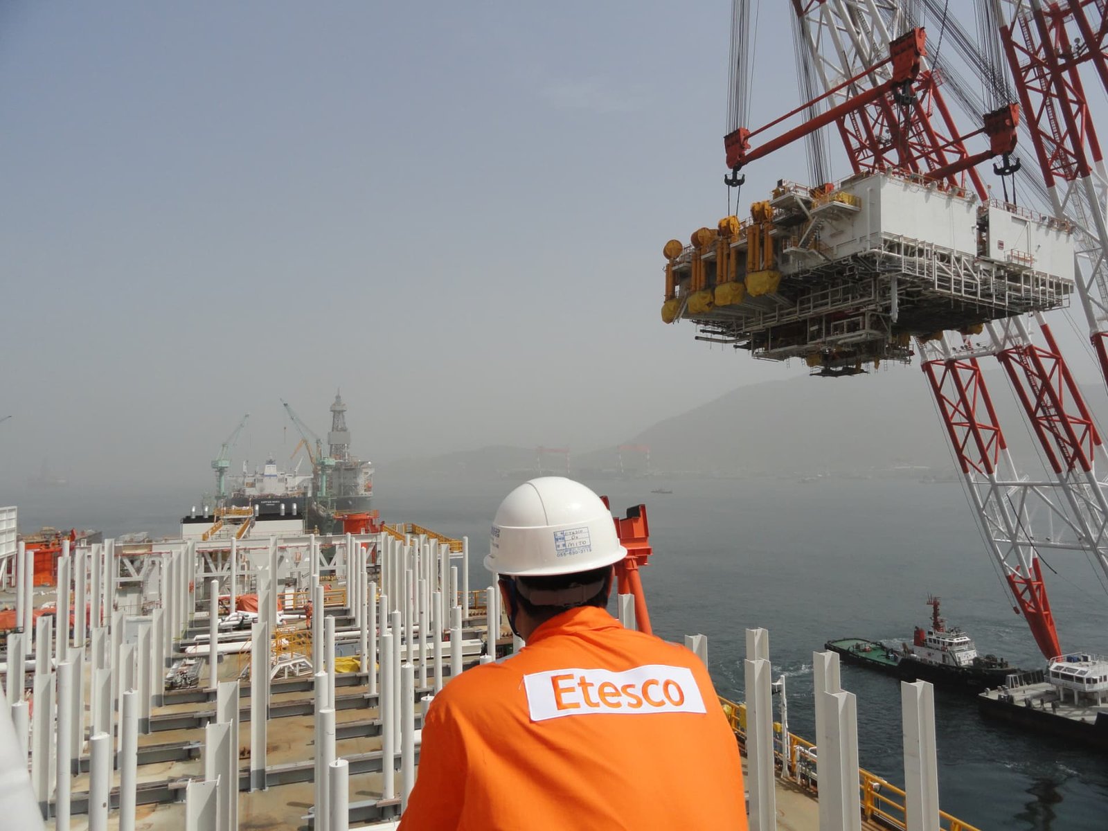 Equipe Etesco acompanhando içamento de módulo offshore
